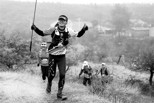 登山、徒步等户外运动近年来发展迅速,数据显示,当前我国户外运动参与人数已超4亿人次。新华社发